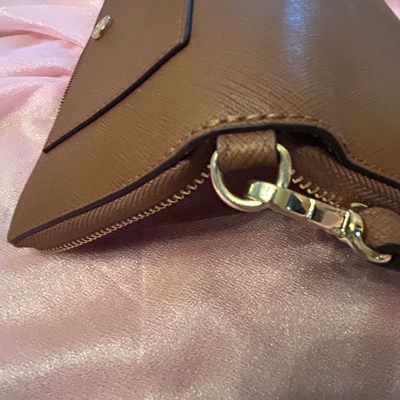 Michael Kors Tan Leather Wristlet/Wallet. - Picture 4 of 12